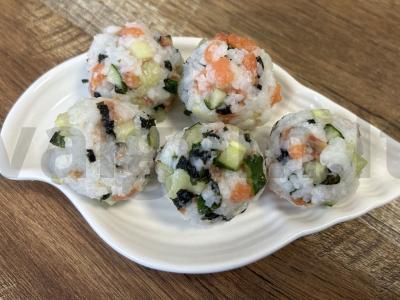 Ryžių rutuliukai su upėtakiu, nori ir agurku Žingsnis 4