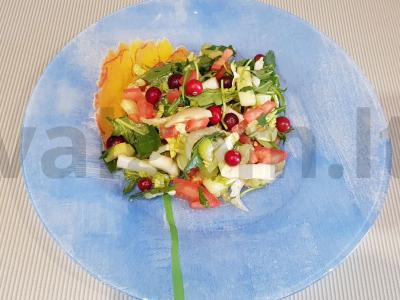 Vitaminų salotas su rukola ir spanguolėmis pagrindine nuotrauka