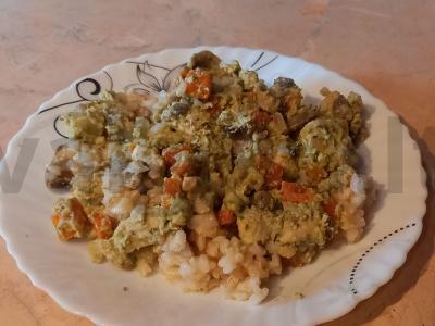 Vištiena su daržovėmis žaliame padaže pagrindine nuotrauka