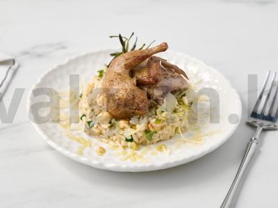 Risotto su salierų šaknimis ir stručiais pagrindine nuotrauka