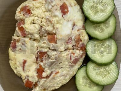 Omletas su tunu pusryčiams pagrindine nuotrauka