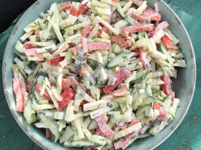 Daržovių salotas su ridikėliais ir grietine pagrindine nuotrauka