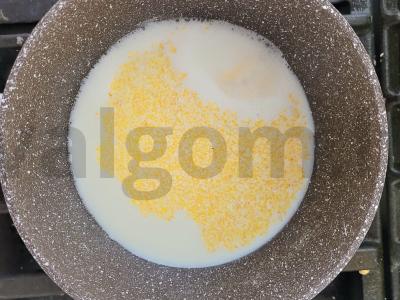 Sotūs kukurūzų košė su pienu, sūriu ir kiaušiniu Žingsnis 2