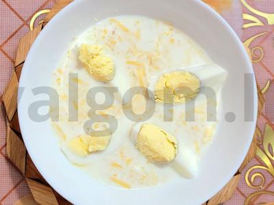 Sotūs kukurūzų košė su pienu, sūriu ir kiaušiniu pagrindine nuotrauka