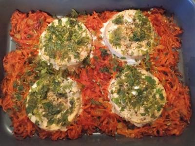 Upėtakis, keptas ant daržovių pagalvėlės pagrindine nuotrauka