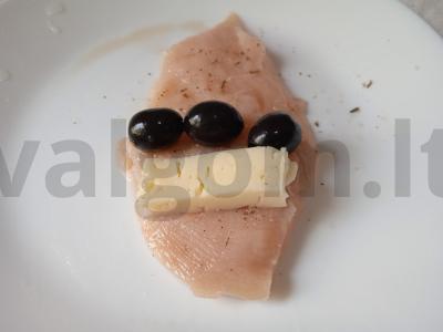 Vištienos ritinėliai su sūriu, alyvuogėmis ir čili pipirais Žingsnis 4