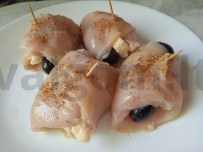 Vištienos ritinėliai su sūriu, alyvuogėmis ir čili pipirais Žingsnis 6