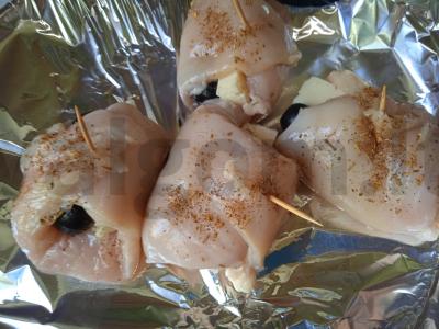 Vištienos ritinėliai su sūriu, alyvuogėmis ir čili pipirais Žingsnis 7