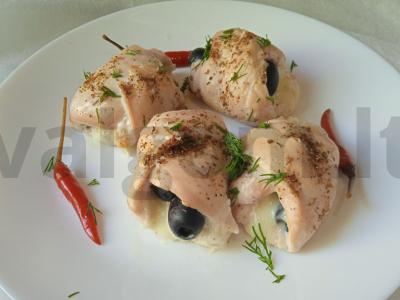 Vištienos ritinėliai su sūriu, alyvuogėmis ir čili pipirais pagrindine nuotrauka