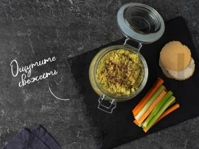 Žaliojo žirnio humusas su anakardžiais pagrindine nuotrauka