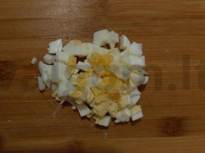 Salotas su pomidorais, kiaušiniu ir kumpiu Žingsnis 2