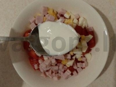 Salotas su pomidorais, kiaušiniu ir kumpiu Žingsnis 4