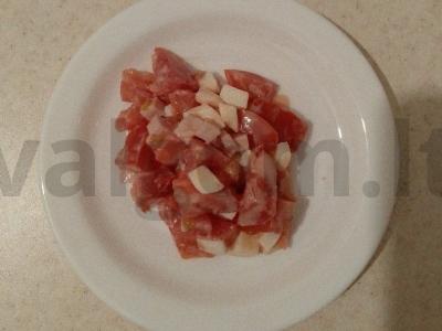 Salotas su pomidorais, kiaušiniu ir kumpiu pagrindine nuotrauka