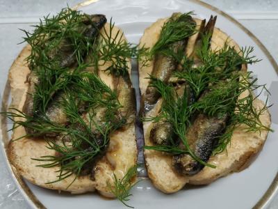 Sumuštiniai su šprotų ir šprotu ikra Žingsnis 4