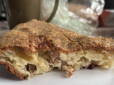 Pyragas su troškiniu pagrindine nuotrauka