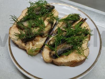 Sumuštiniai su šprotų ir šprotu ikra pagrindine nuotrauka