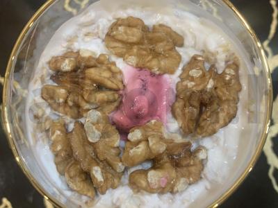 Pusryčiai „Tinginys“ su uogomis ir jogurtu pagrindine nuotrauka