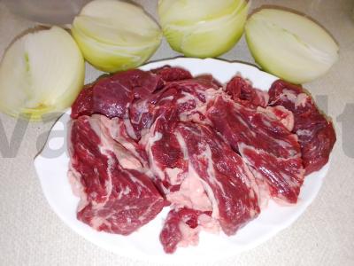 Sriuba su jautiena, perlinėmis kruopomis ir svogūnais Žingsnis 1