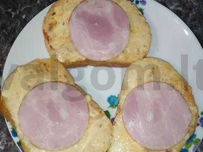 Sumuštiniai su dešra, pomidorais ir sūriu pusryčiams Žingsnis 3