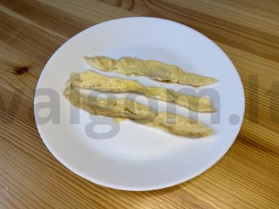 Patingėlių ritinėliai su omletu ir lydytu sūriu Žingsnis 2