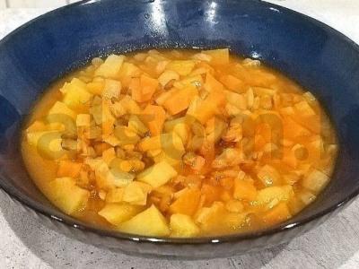 Vegetariškas sriuba su žalia lęšių pagrindine nuotrauka