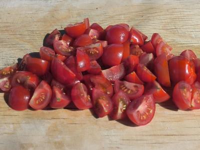 Pavasario salotas su vyšniniais pomidorais ir baziliku Žingsnis 1