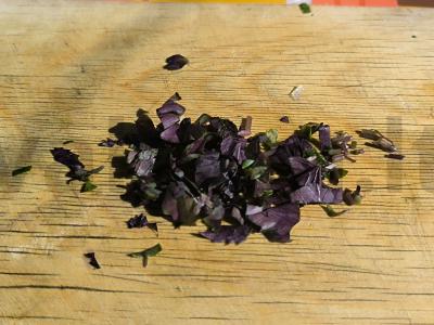 Pavasario salotas su vyšniniais pomidorais ir baziliku Žingsnis 4