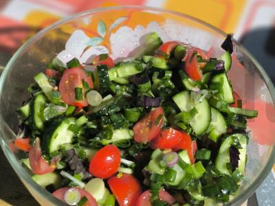 Pavasario salotas su vyšniniais pomidorais ir baziliku pagrindine nuotrauka