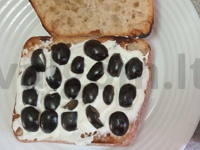 Ciabatta sumuštinis su kiaušiniu ir alyvuogėmis Žingsnis 2