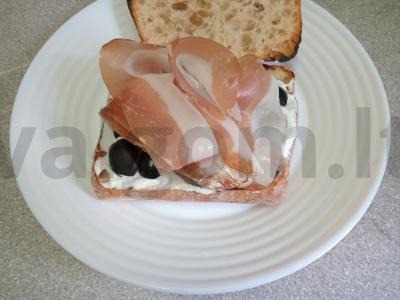 Ciabatta sumuštinis su kiaušiniu ir alyvuogėmis Žingsnis 4