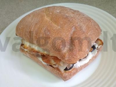 Ciabatta sumuštinis su kiaušiniu ir alyvuogėmis pagrindine nuotrauka