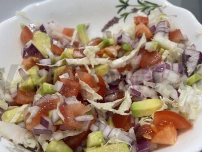 Lengvas salotas „Sveikata“ su avokadu pagrindine nuotrauka