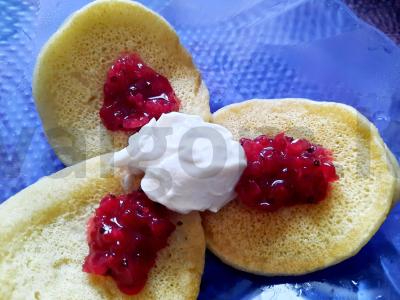 Manų blynai su kokosų pienu pagrindine nuotrauka