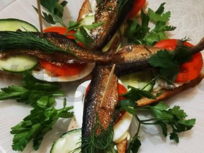 Sumuštiniai su šprotų „Greitieji“ pagrindine nuotrauka