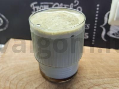 Matcha ledai su karameliniu sirupu pagrindine nuotrauka