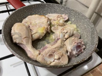 Vištiena, troškinta su špinatais Žingsnis 3