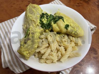 Vištiena, troškinta su špinatais pagrindine nuotrauka