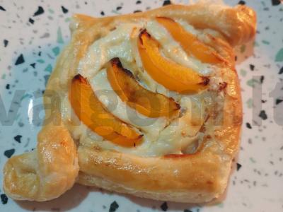 Sluoksniuotos bandelės su varškės kremu ir abrikosais pagrindine nuotrauka