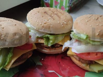 Kiaulienos kotletų burgeriai su burgerių padažu pagrindine nuotrauka