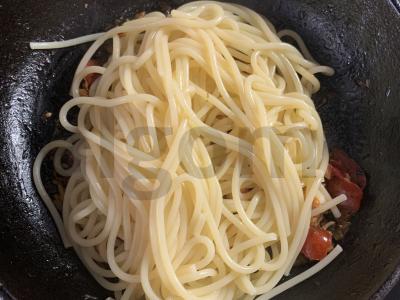 Spagečiai su vištienos krūtinėle ir marinuotais pomidorais Žingsnis 6