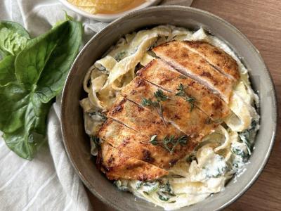 Pasta „Alfredo“ grietinėlės padaže su vištiena pagrindine nuotrauka