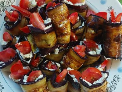 Baklažanų ritinėliai su dešrainiu sūriu pagrindine nuotrauka