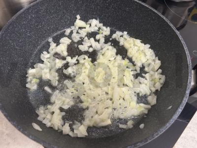 Šalavijas su svogūnais grietinėlės padaže Žingsnis 2