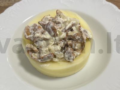 Šalavijas su svogūnais grietinėlės padaže pagrindine nuotrauka