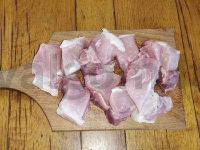 Šašlykas iš kiaulienos kumpio su juodųjų serbentų lapais Žingsnis 1