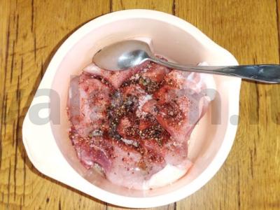 Šašlykas iš kiaulienos kumpio su juodųjų serbentų lapais Žingsnis 2