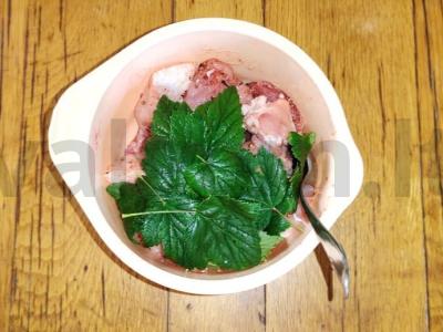 Šašlykas iš kiaulienos kumpio su juodųjų serbentų lapais Žingsnis 3