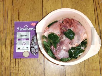 Šašlykas iš kiaulienos kumpio su juodųjų serbentų lapais Žingsnis 4