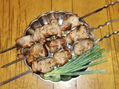 Šašlykas iš kiaulienos kumpio su juodųjų serbentų lapais pagrindine nuotrauka