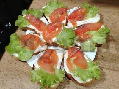 Kreminiai sumuštiniai su upėtakiu pagrindine nuotrauka